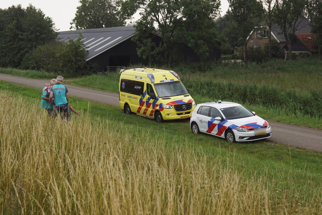 Vrouw door ambulancemedewerkers van dijk gedragen