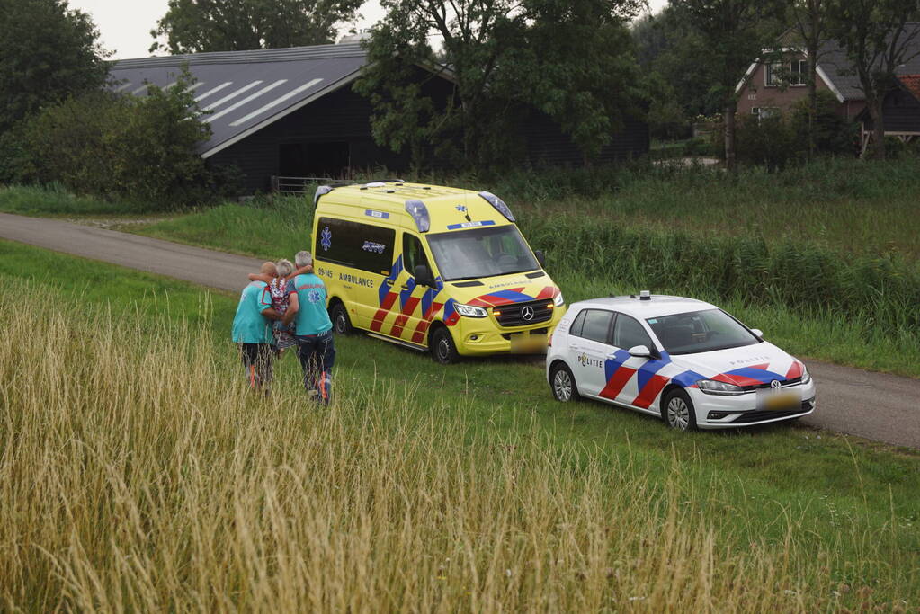 Vrouw door ambulancemedewerkers van dijk gedragen