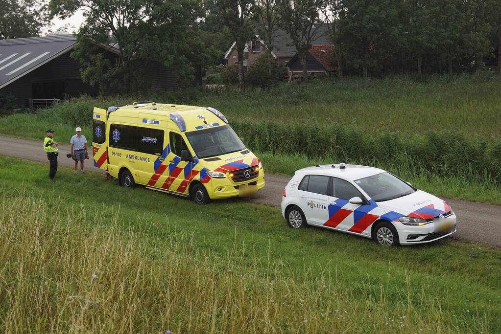 Vrouw door ambulancemedewerkers van dijk gedragen