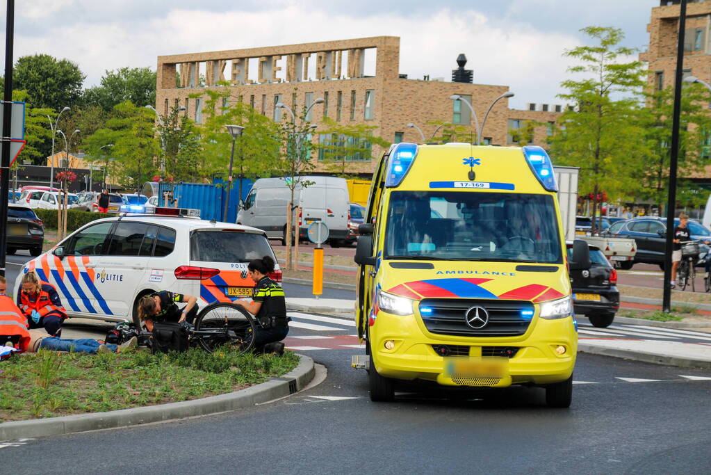 Auto schept fietser, man zwaargewond