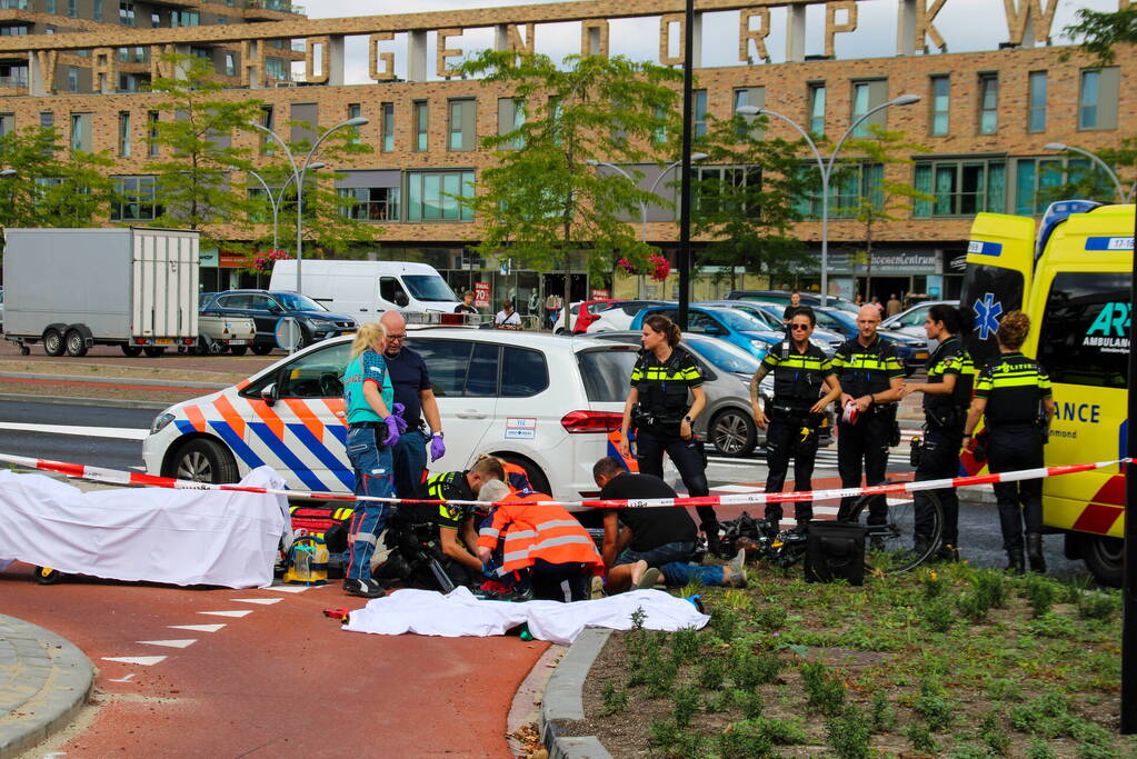 Auto schept fietser, man zwaargewond