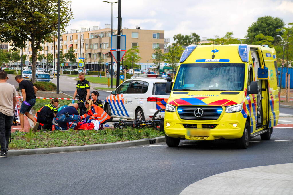 Auto schept fietser, man zwaargewond