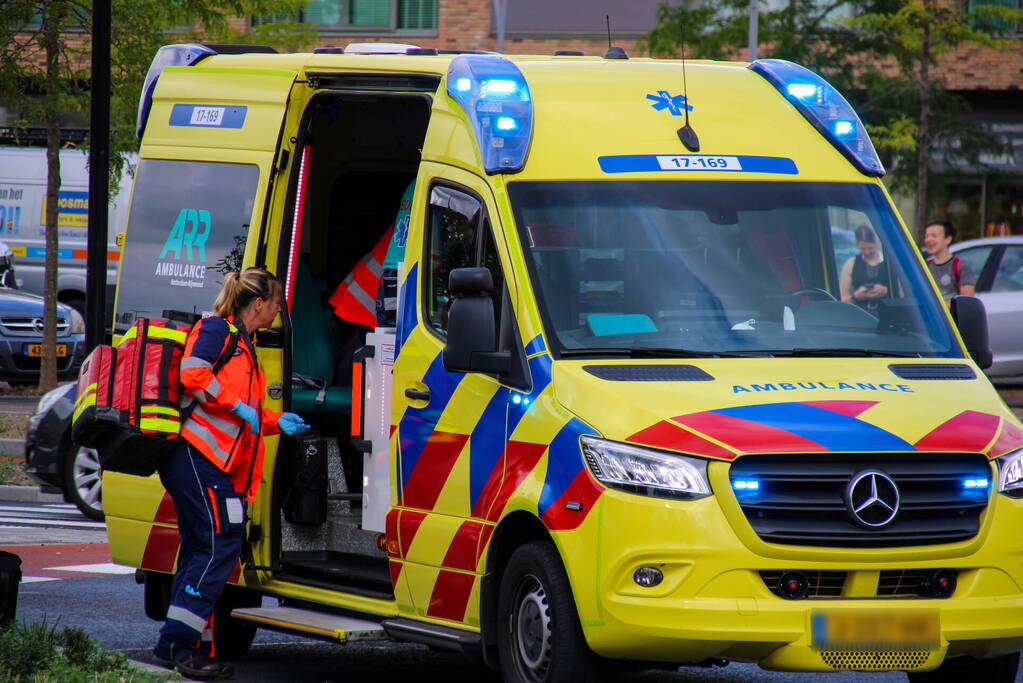 Auto schept fietser, man zwaargewond