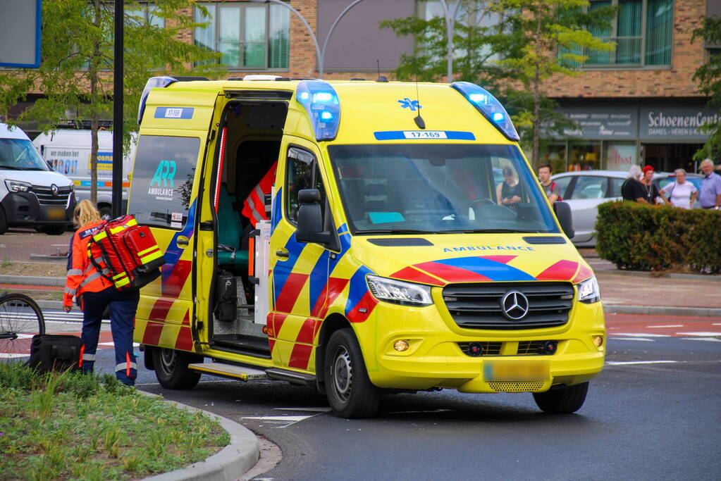 Auto schept fietser, man zwaargewond