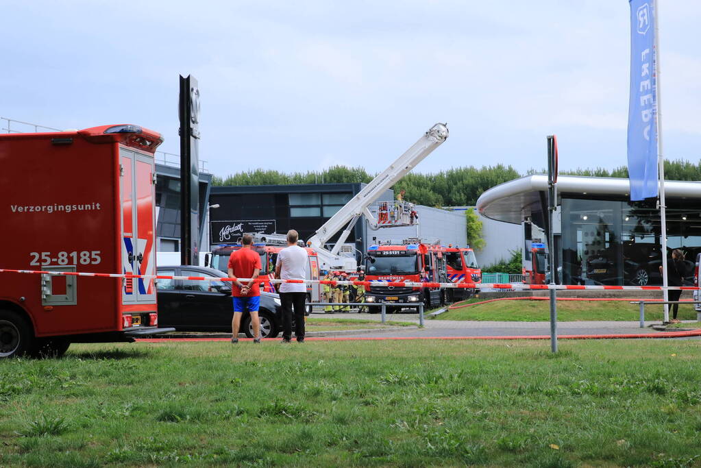 Zeer grote brand in bedrijfsverzamelgebouw