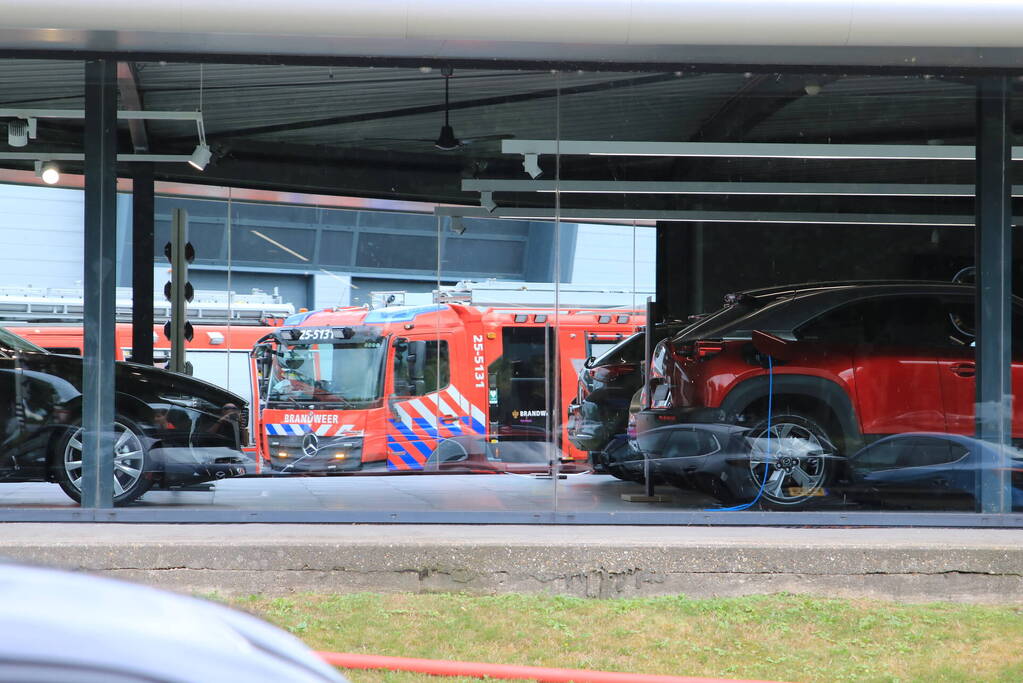 Zeer grote brand in bedrijfsverzamelgebouw