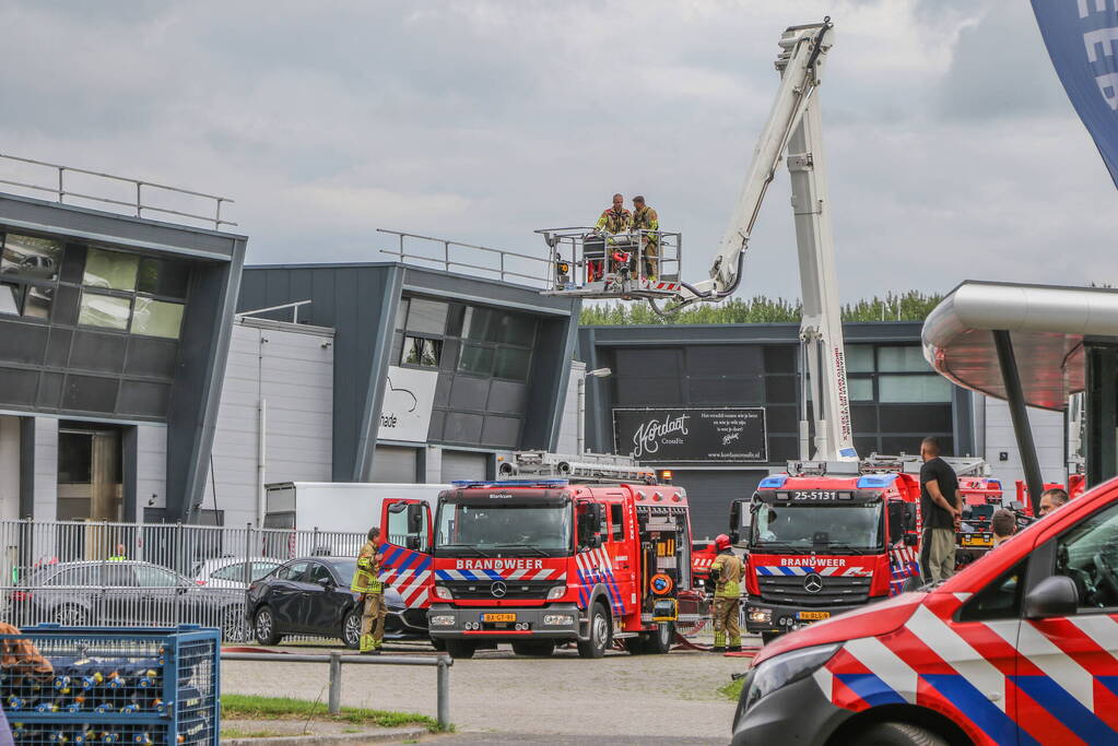 Zeer grote brand in bedrijfsverzamelgebouw