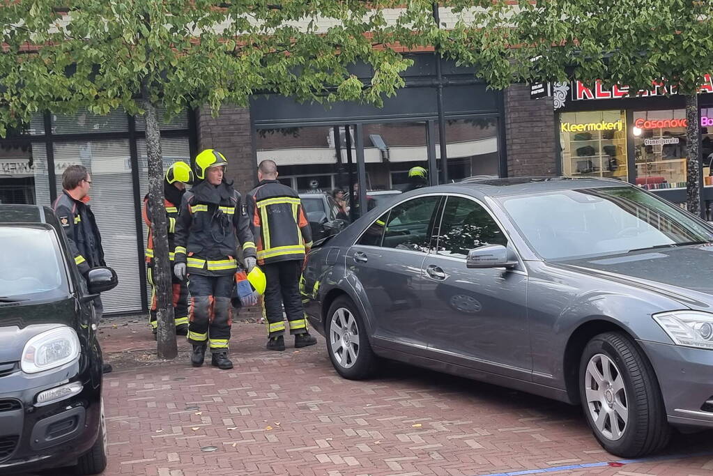 Automobilist rijdt tegen gevel aan