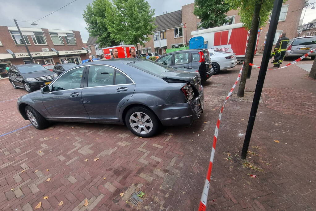 Automobilist rijdt tegen gevel aan