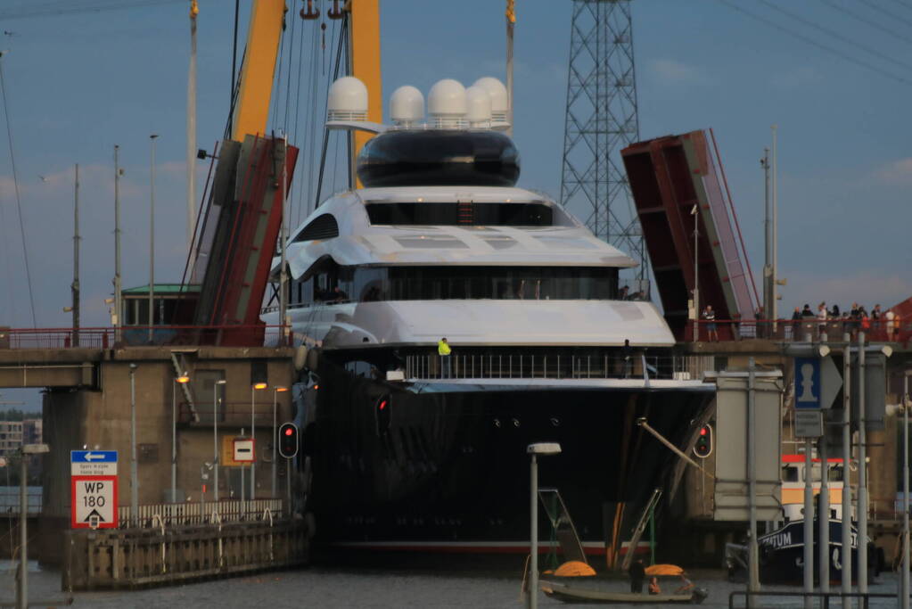 Feadship's grootste superjacht past net onder Schellingwouderbrug