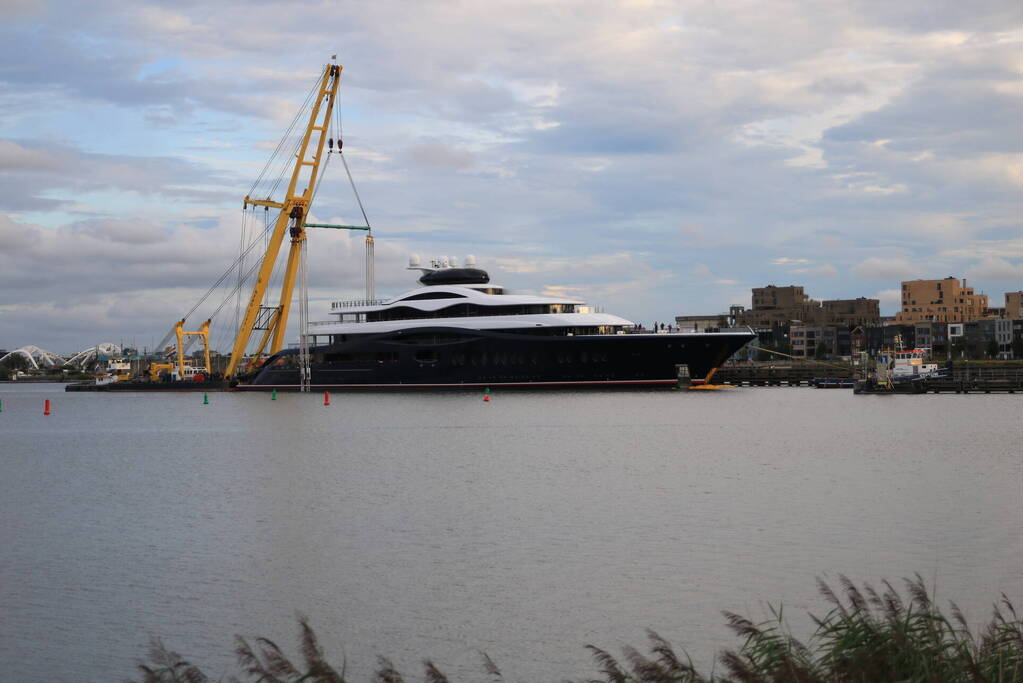 Feadship's grootste superjacht past net onder Schellingwouderbrug