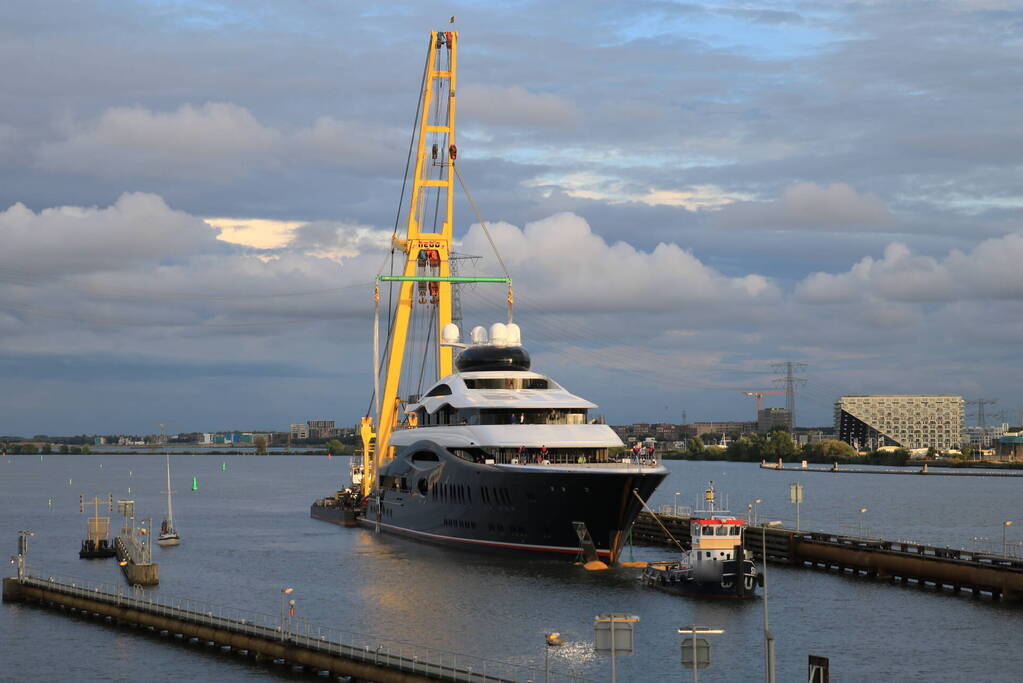 Feadship's grootste superjacht past net onder Schellingwouderbrug