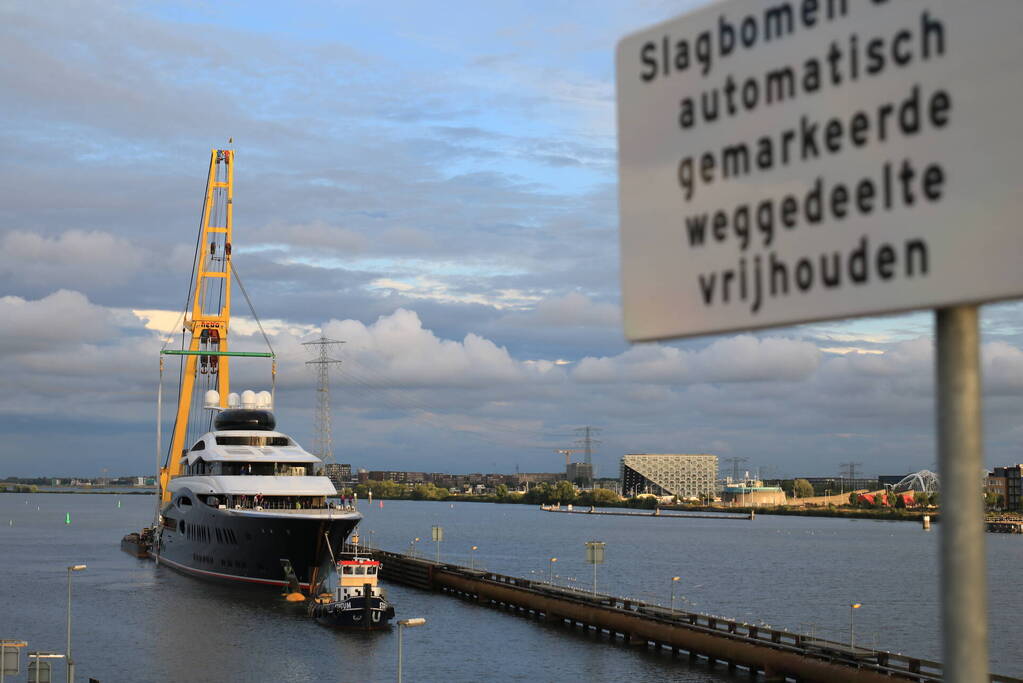 Feadship's grootste superjacht past net onder Schellingwouderbrug