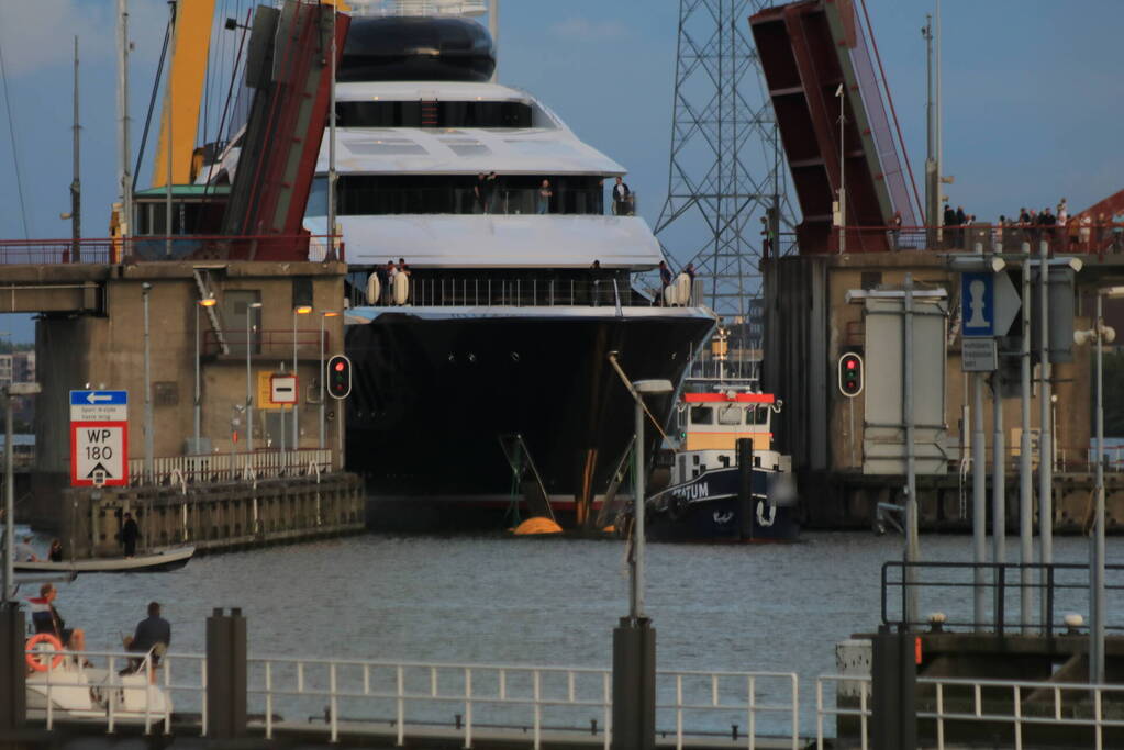 Feadship's grootste superjacht past net onder Schellingwouderbrug