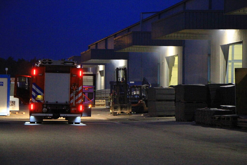 Veel rookontwikkeling na brand in loods