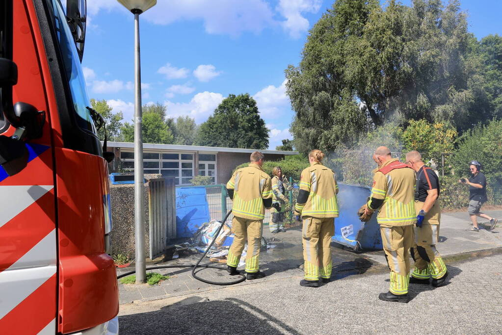Brand in papiercontainer na harde knal