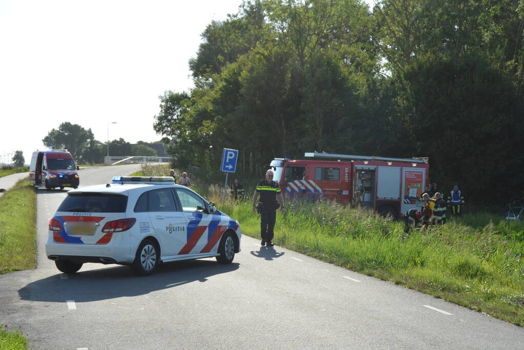 Auto belandt in rieten berm