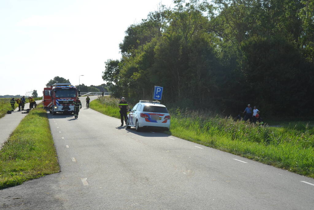 Auto belandt in rieten berm