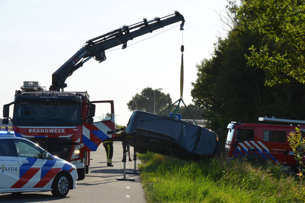 Auto belandt in rieten berm