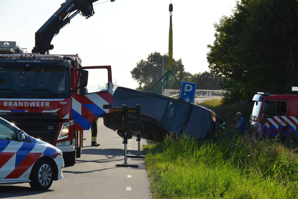 Auto belandt in rieten berm
