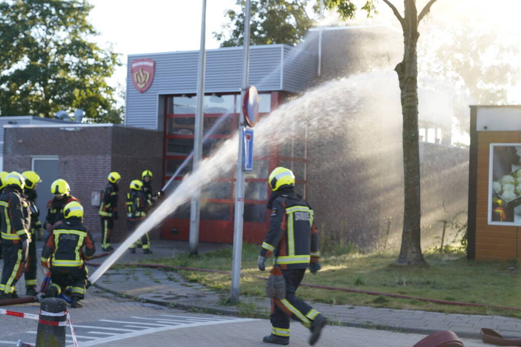 Brand in buurtsuper naast brandweerkazerne