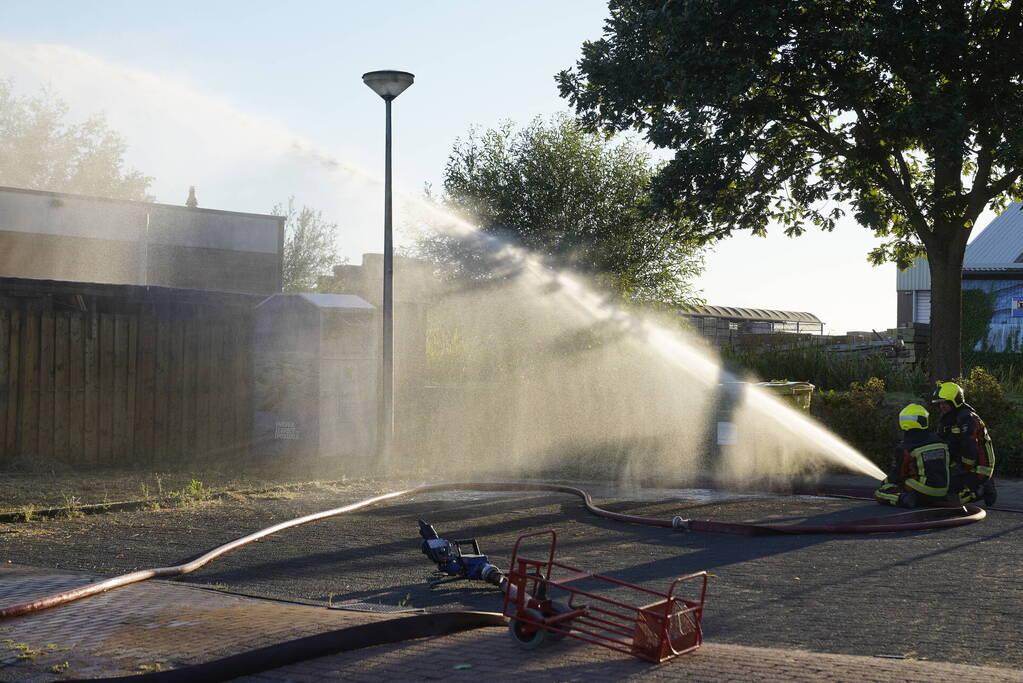 Brand in buurtsuper naast brandweerkazerne
