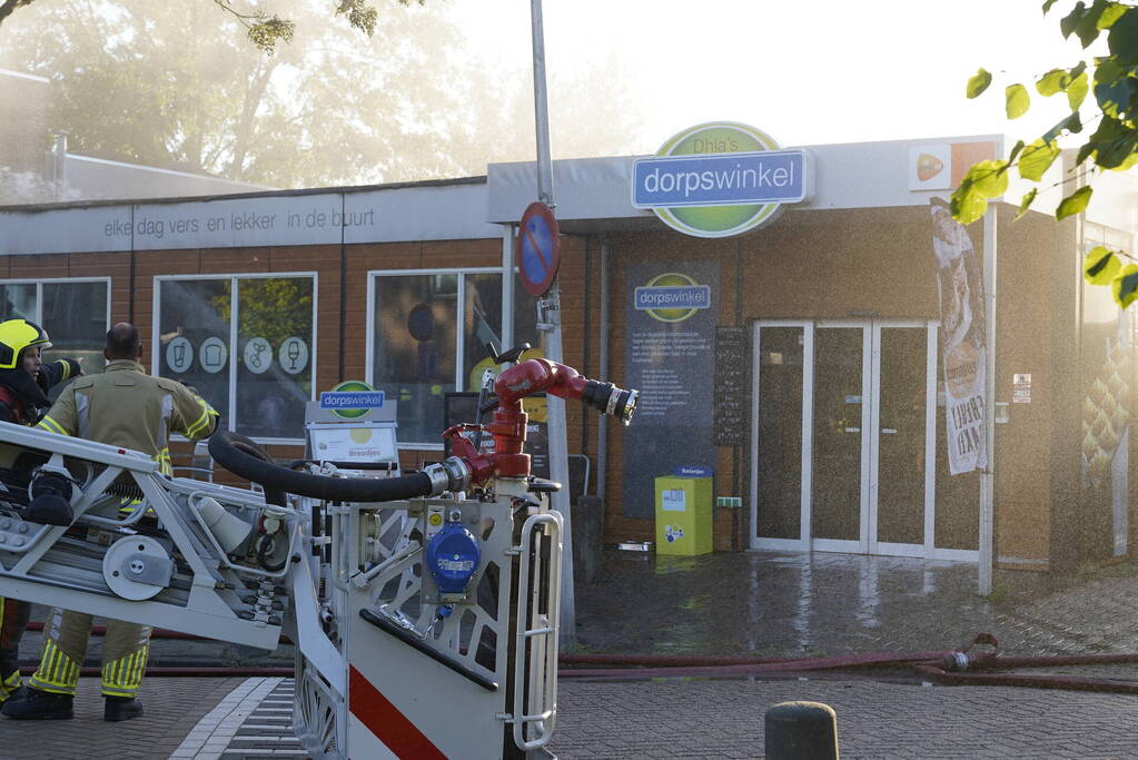 Brand in buurtsuper naast brandweerkazerne