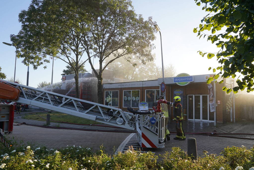 Brand in buurtsuper naast brandweerkazerne