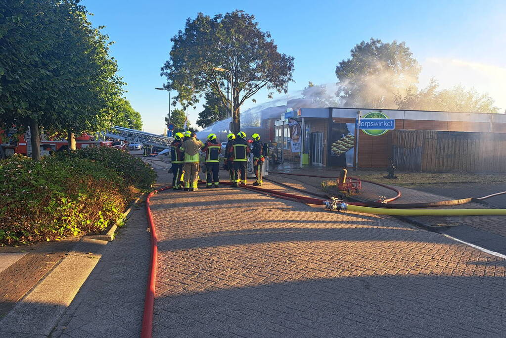 Brand in buurtsuper naast brandweerkazerne