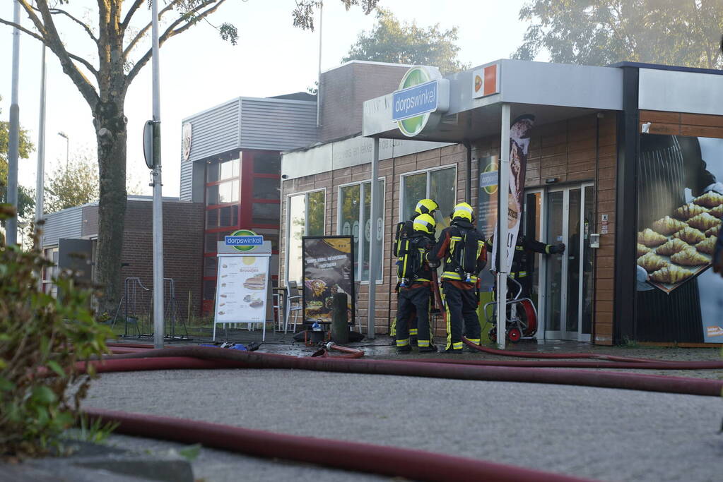 Brand in buurtsuper naast brandweerkazerne