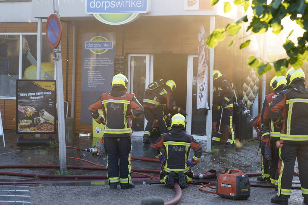 Brand in buurtsuper naast brandweerkazerne