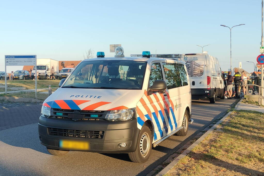 Voetganger geschept door bestelbus