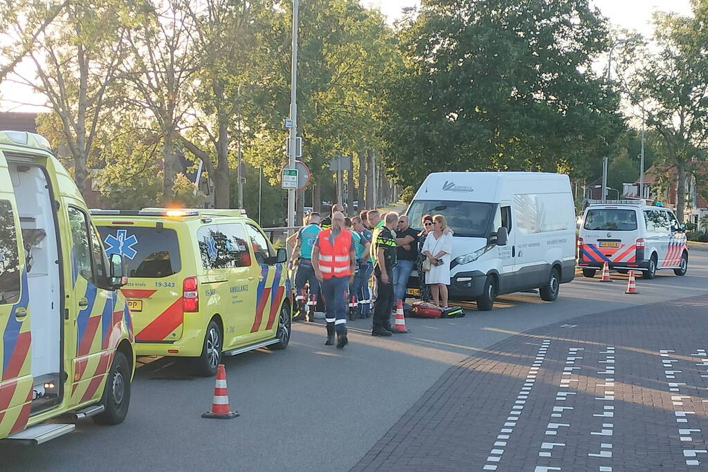 Voetganger geschept door bestelbus