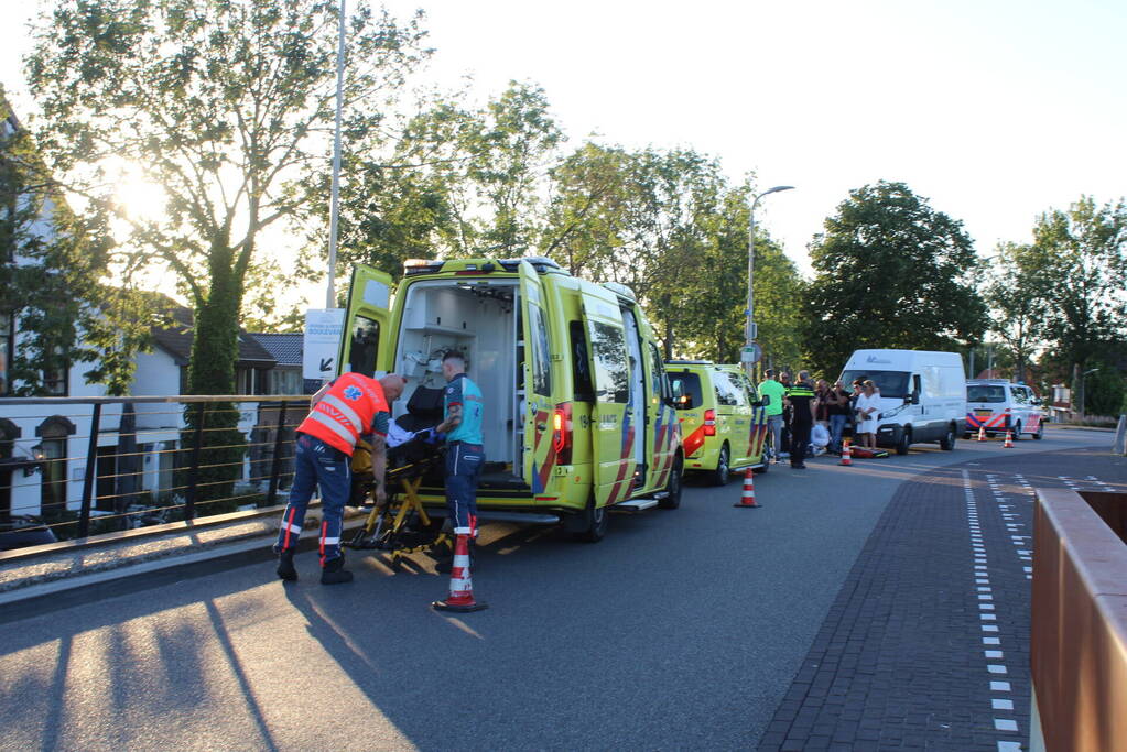 Voetganger geschept door bestelbus