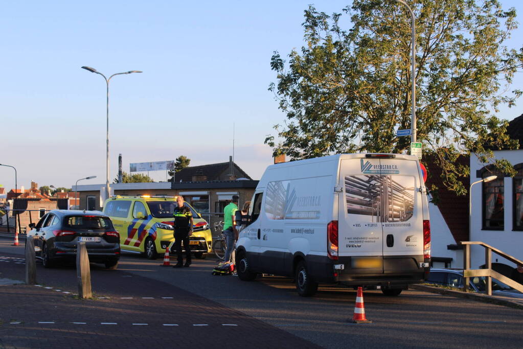 Voetganger geschept door bestelbus