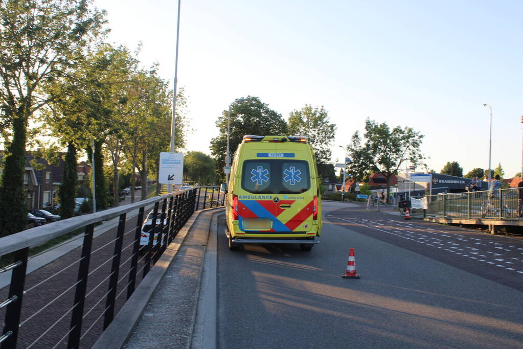 Voetganger geschept door bestelbus