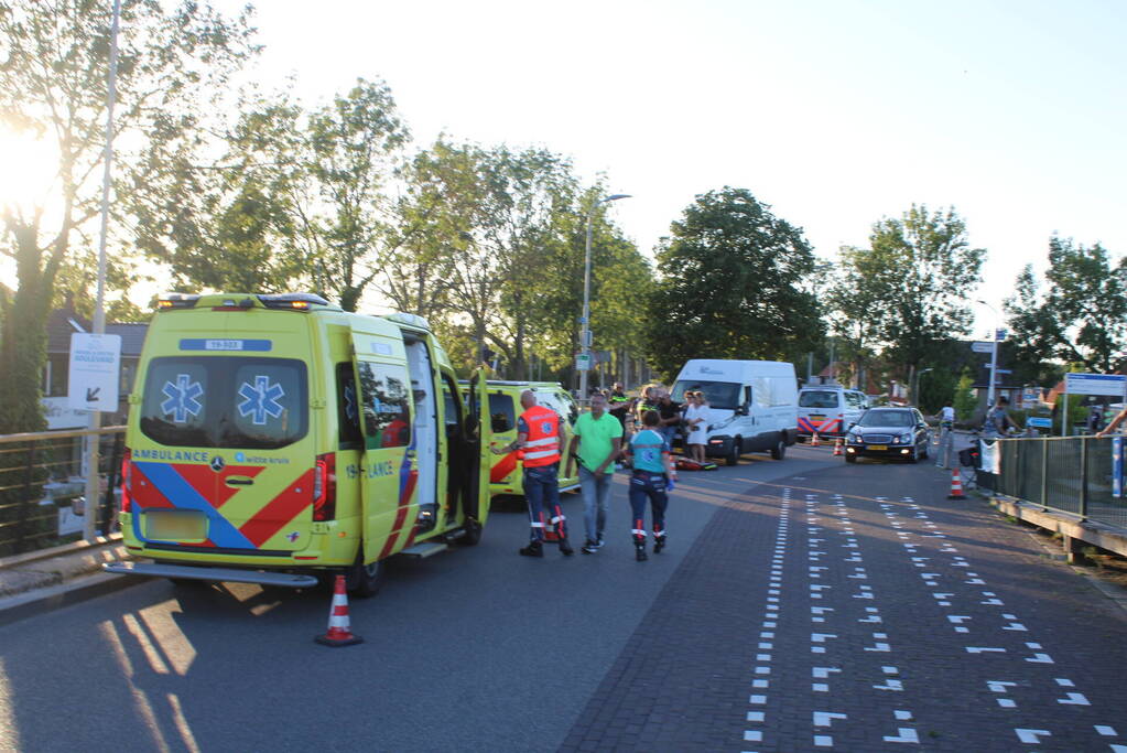 Voetganger geschept door bestelbus
