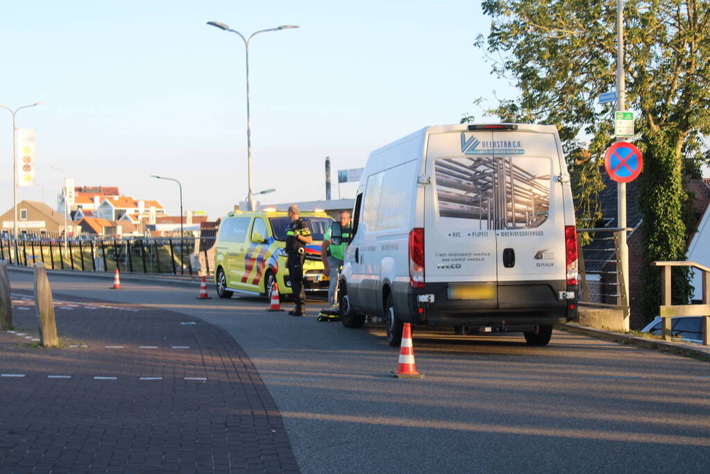 Voetganger geschept door bestelbus