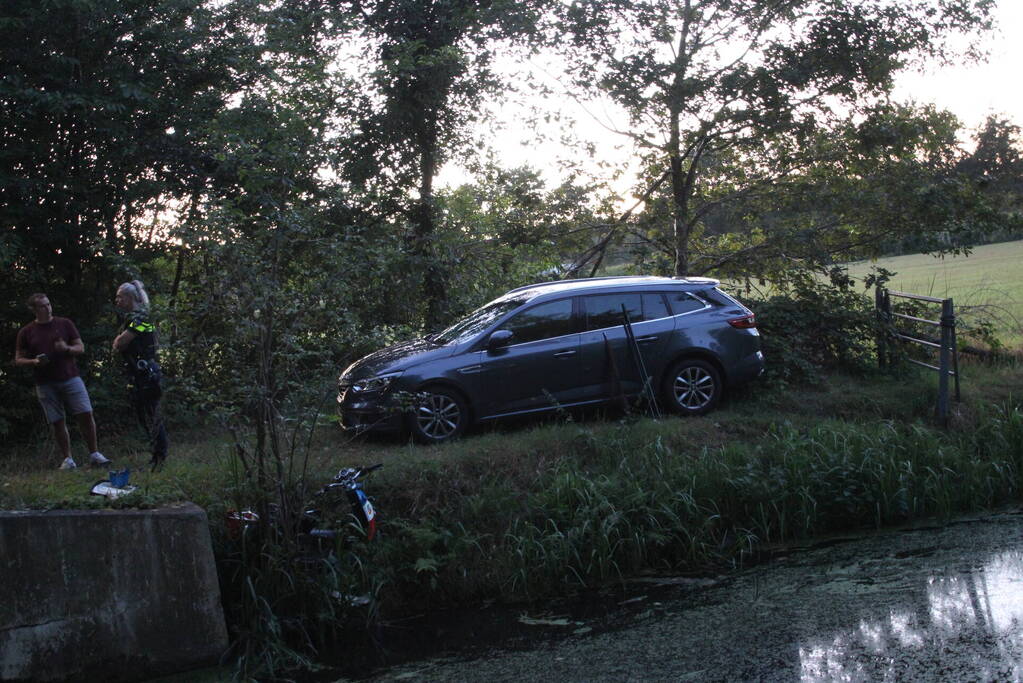 Scooter ten val in de berm