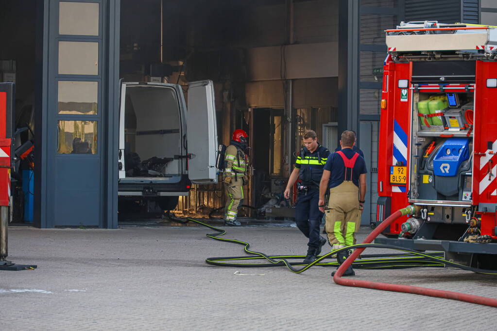 Bedrijfspand Renault Trucks vol rook vanwege brand