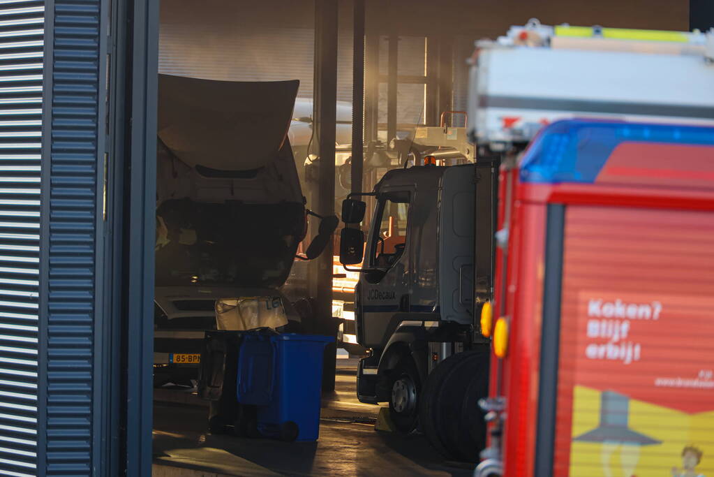 Bedrijfspand Renault Trucks vol rook vanwege brand