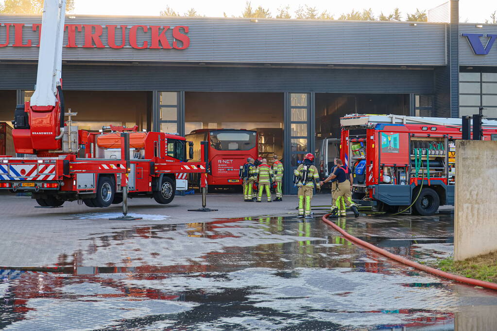 Bedrijfspand Renault Trucks vol rook vanwege brand
