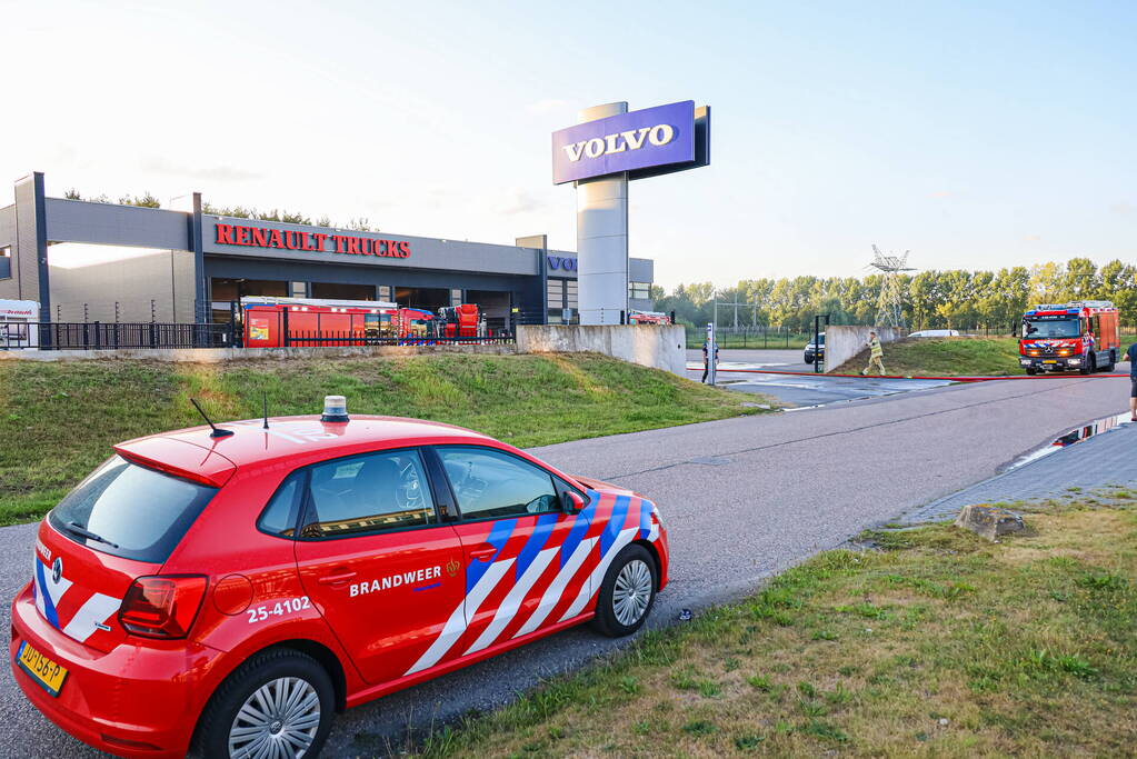 Bedrijfspand Renault Trucks vol rook vanwege brand