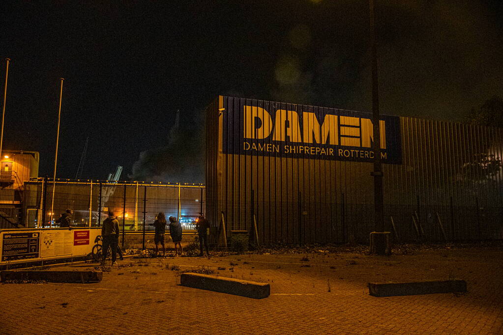 Veel rookontwikkeling bij brand op schip