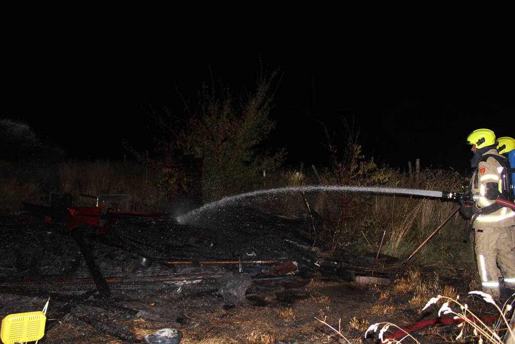 Schuur in boomgaarden vanwege brand verwoest