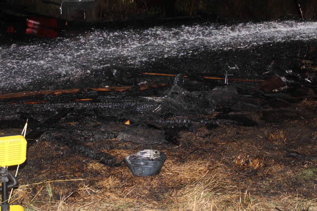 Schuur in boomgaarden vanwege brand verwoest