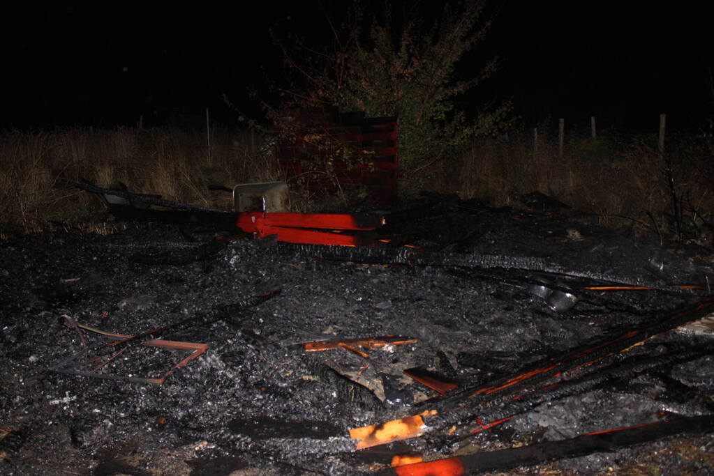 Schuur in boomgaarden vanwege brand verwoest