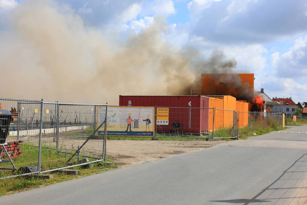 Enorme brand in gestapelde bouwketens