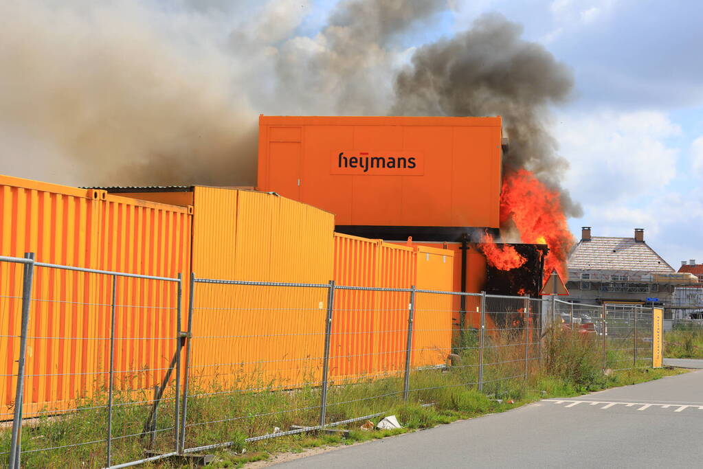 Enorme brand in gestapelde bouwketens
