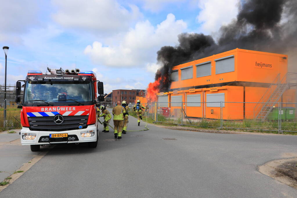 Enorme brand in gestapelde bouwketens